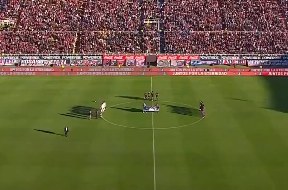 Dará la vuelta al mundo: el emotivo minuto de silencio de San Lorenzo en homenaje al Papa Francisco
