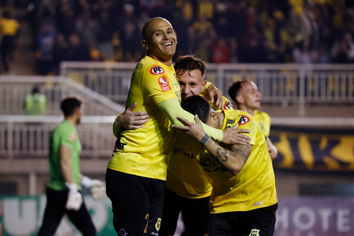 los jugadores celebrando un gol en Primera B.
