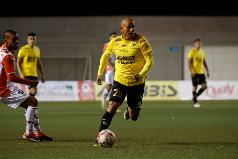Humberto Suazo, anunció su retiro del fútbol.