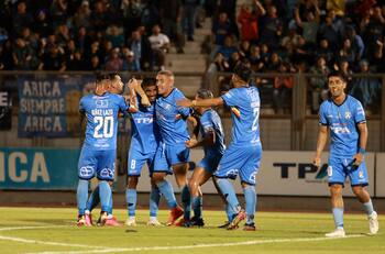 A rey muerto, rey puesto: Club de Primera B desvinculó a su técnico y presentó inmediatamente al reemplazante