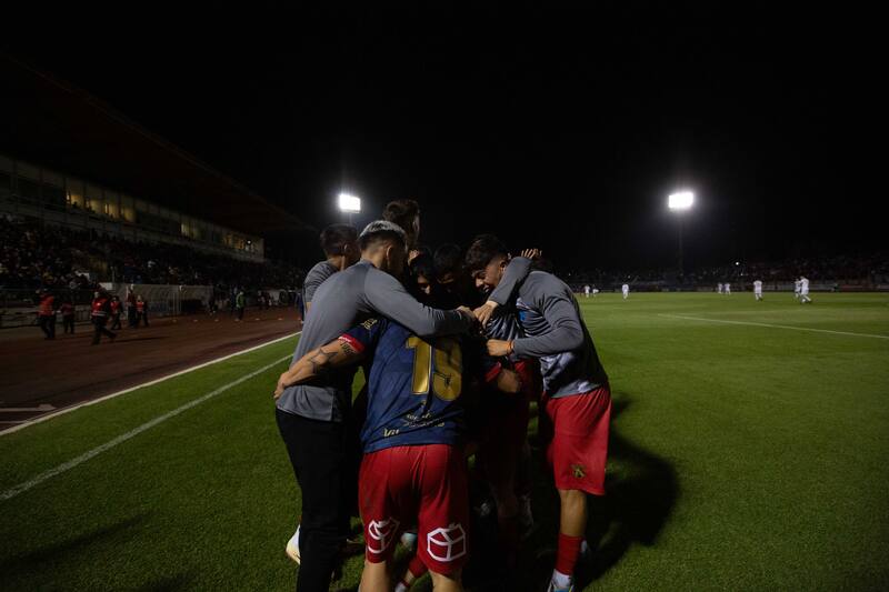 Un corte de luz suspendió momentáneamente el partido.