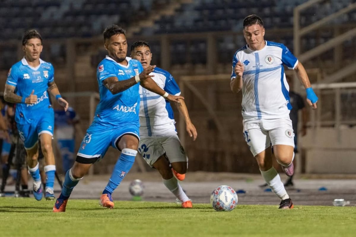 Ambos en el debut de la Primera B 2026. Foto: @deportessantacruz