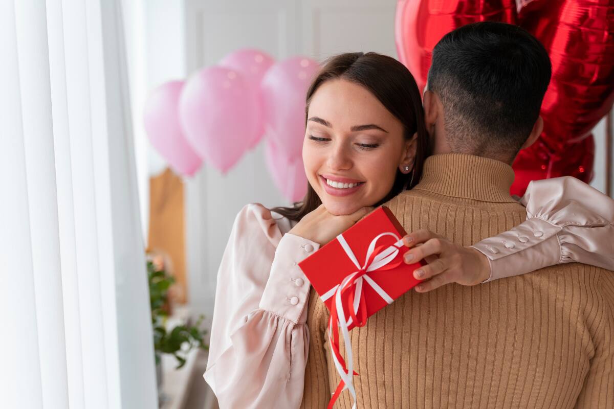 Desde chocolates y vinos hasta experiencias en pareja, regala algo especial en este Día de los Enamorados.
