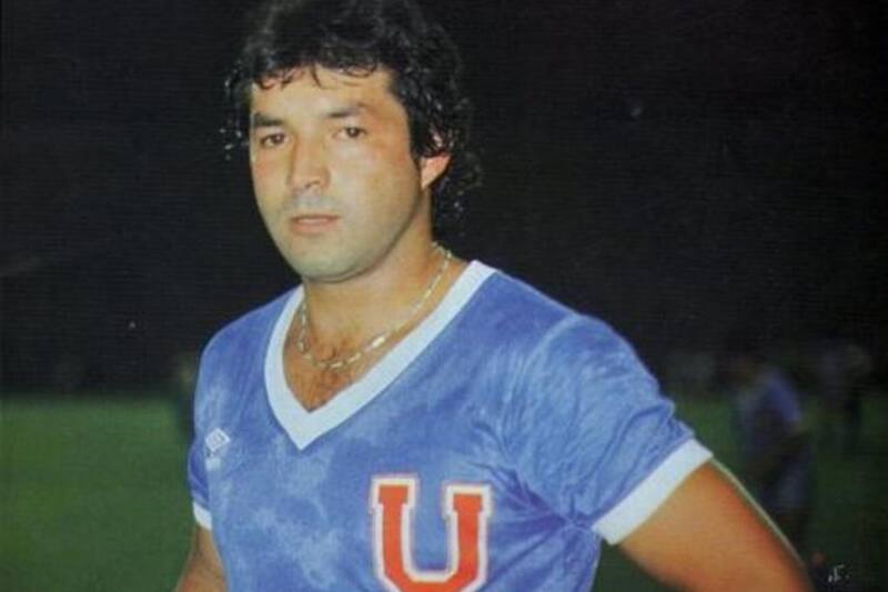 Sandrino Castec defendiendo a Universidad de Chile.