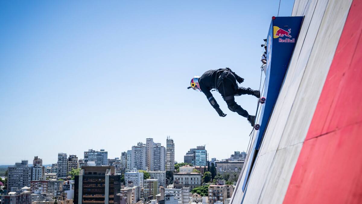 VIDEO | Skater brasileño batió 2 récords mundiales con este lanzamiento a más de 70 metros de altura