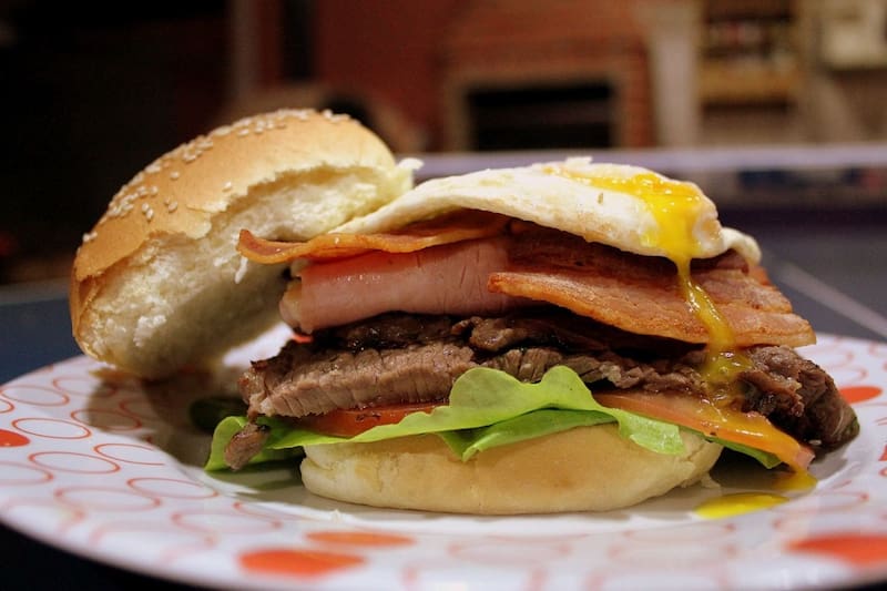 Chat GPT escogió al Sándwich de Chivito uruguayo como uno de los mejores de Sudamérica.