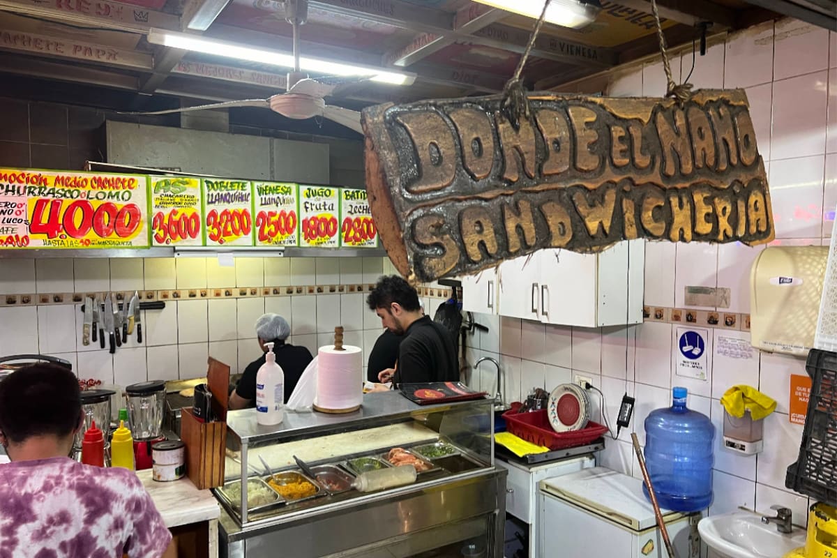 Este emblemático local capitalino ofrece los sándwiches más grandes del país, con especialidades exclusivas de sus cocinas que incluso superan el kilo y medio. Créditos: Google Maps.