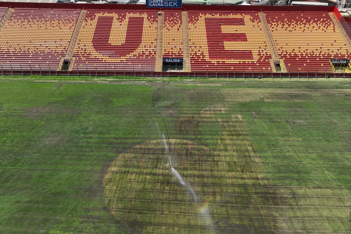 y los problemas con su cancha. Agencia Aton