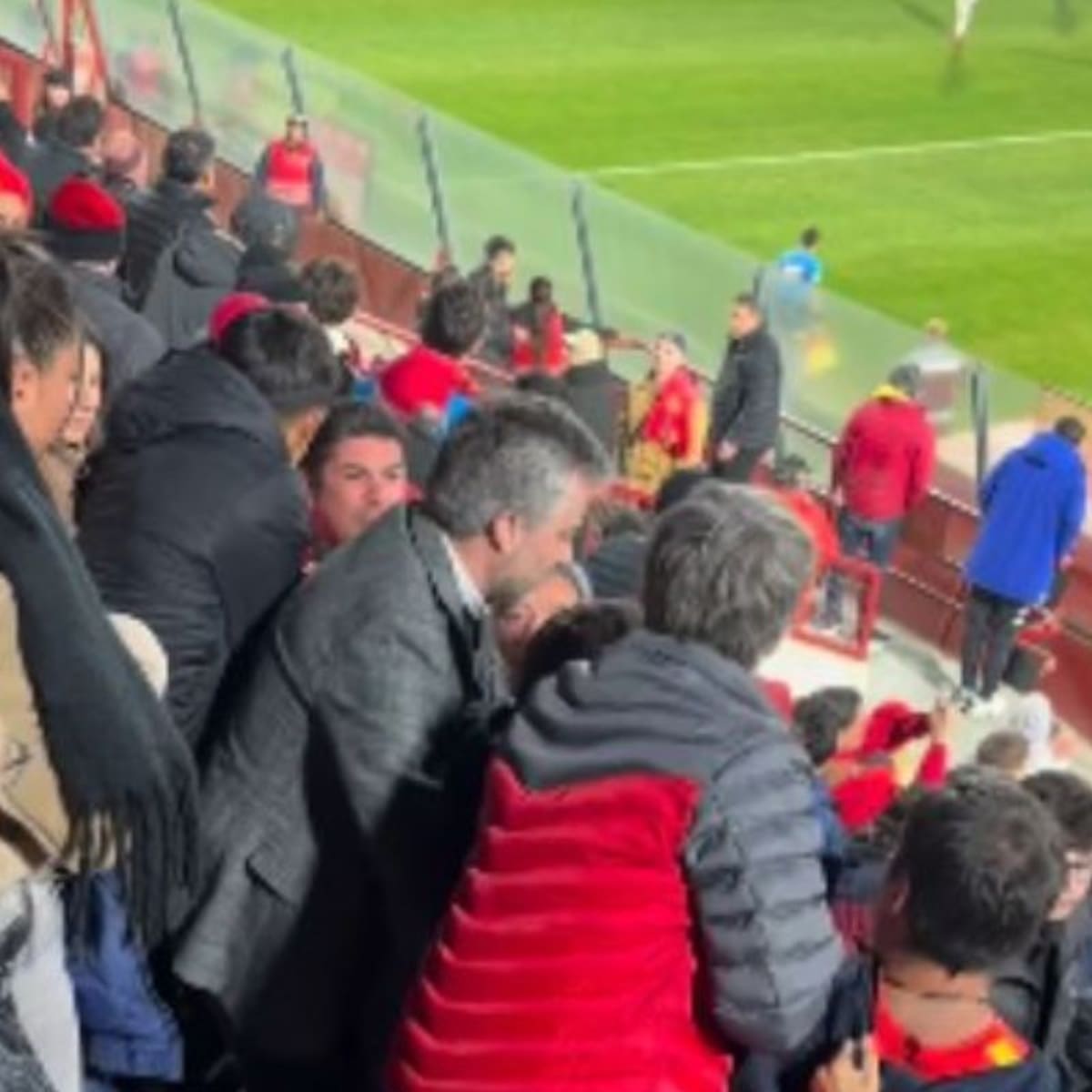 Denuncian a hinchas de Unión Española por agredir a un niño de 12 años en Santa Laura