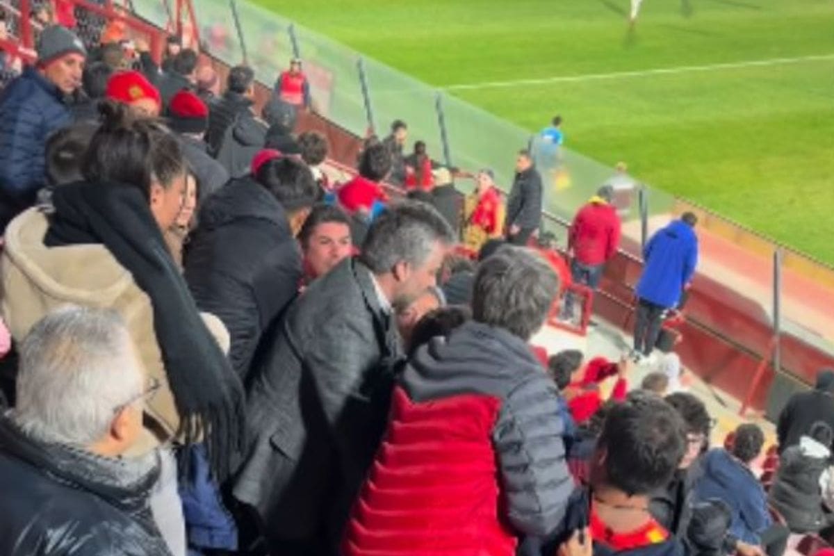 El momento de la agresión en el Estadio de Unión Española.