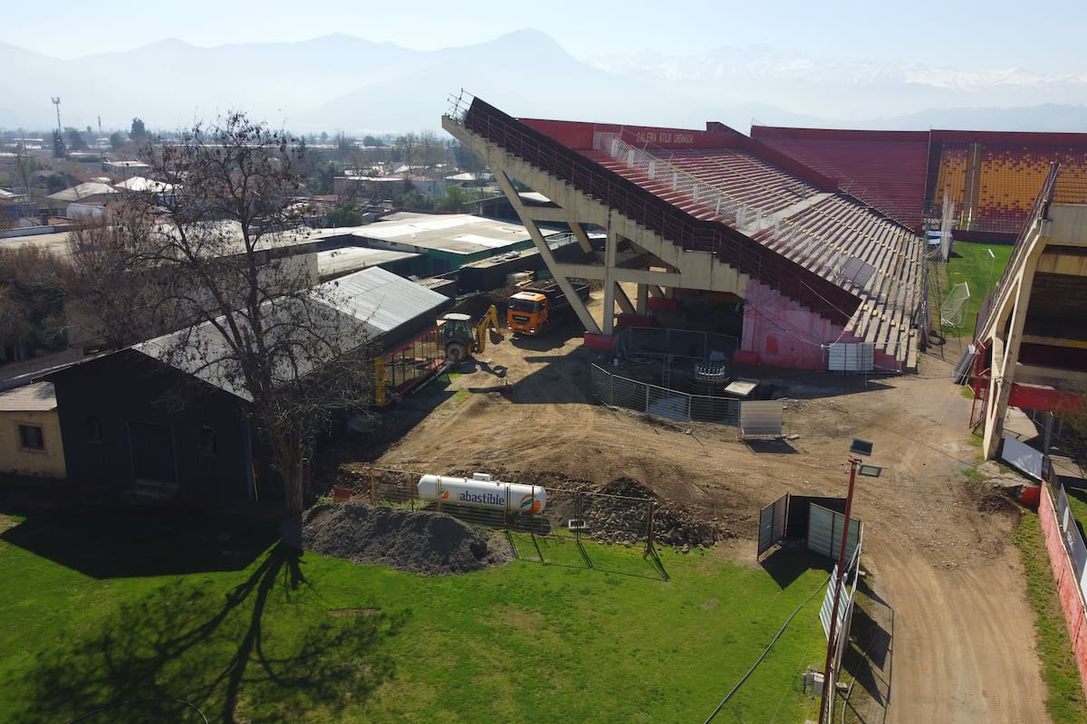 Se realizan trabajos de instalación de torres luminarias en el estadio.