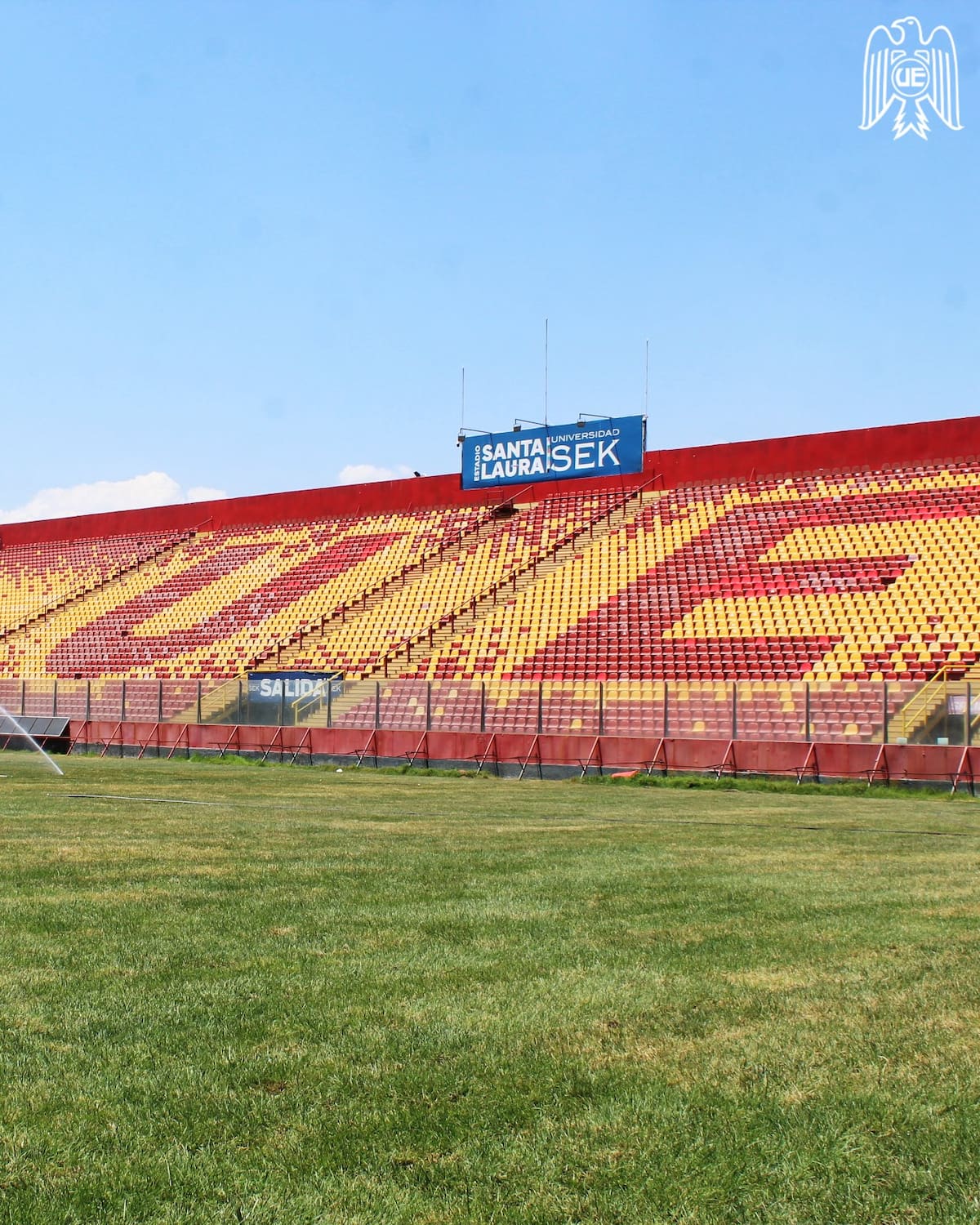 Renovará por completo su césped. Foto: @UEOficial en X.