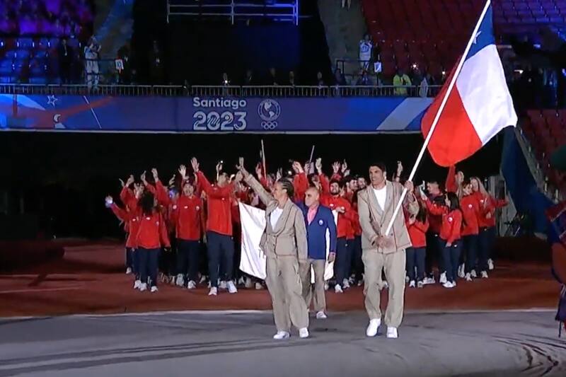 Team Chile hace su aparición en la inauguración de Santiafo 2023.