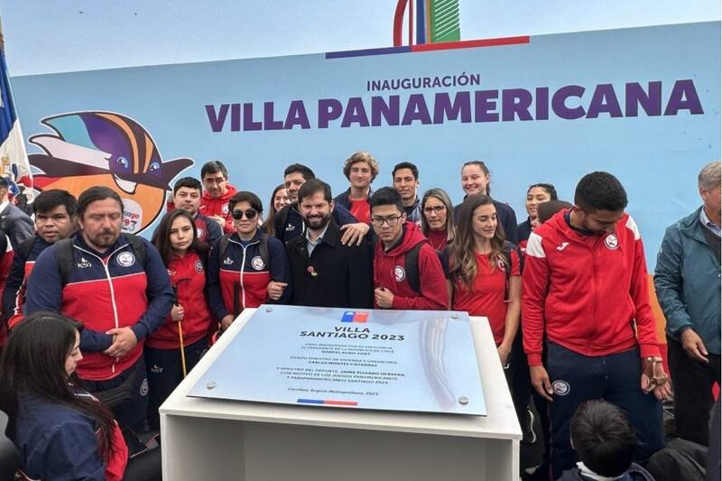 El Presidente de la República, Gabriel Boric, junto con deportistas del Team Chile, en la inauguración de la Villa Panamericana, en septiembre pasado. Foto: Panam Sports.
