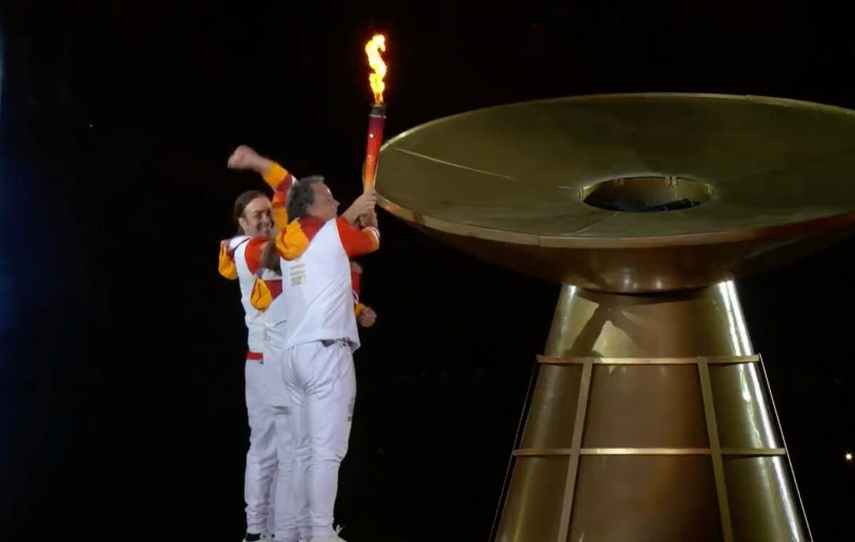 Lucy López, Fernando González y Nicolás Massú encienden la antorcha Panamericana. Créditos: T13.