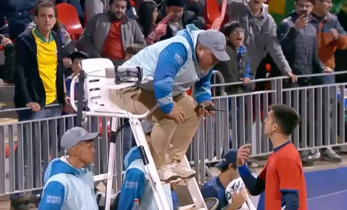 Tomás Barrios discute con el juez de silla.