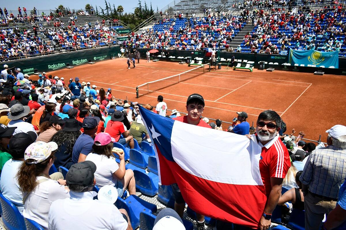 El público chileno que tradicionalmente acompaña al tenis chileno en el court central del Estadio Nacional. Agencia Aton