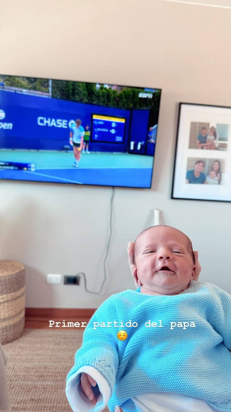 Santiago, el segundo hijo de Nicolás Jarry viendo el US Open