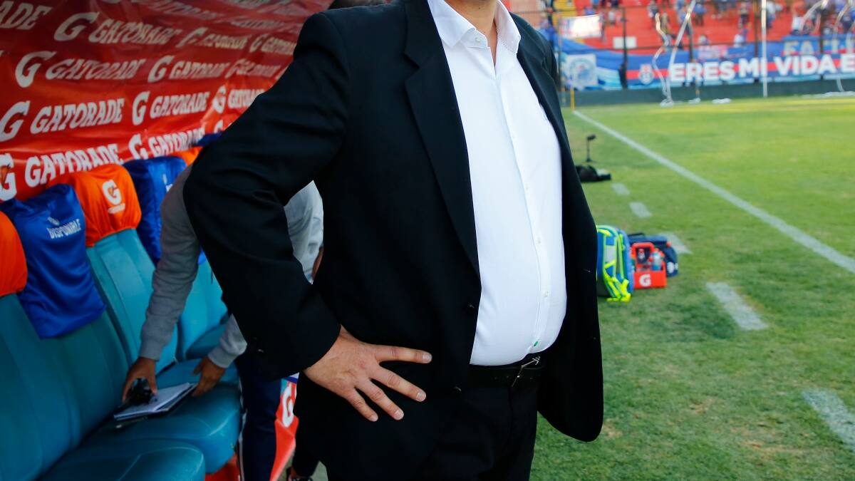 Criticado ex DT de la U quedó a un paso de reemplazar al polémico César Farías