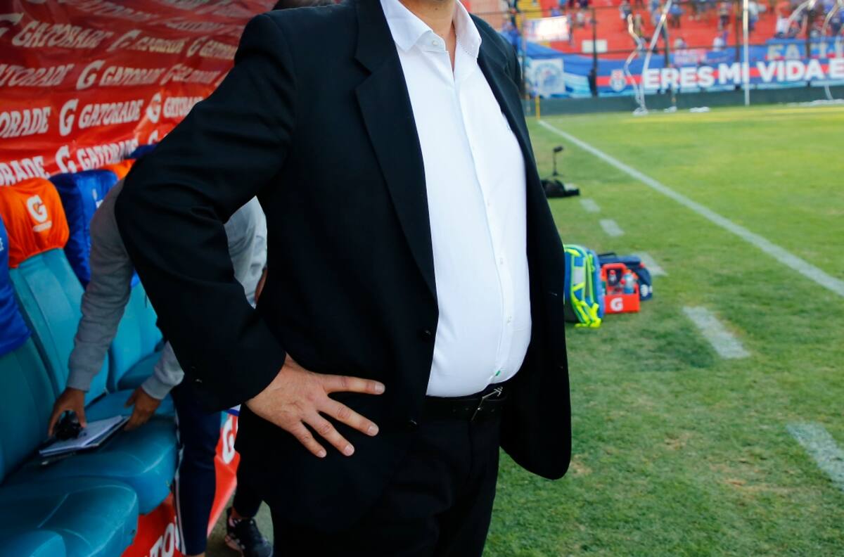 Criticado ex DT de la U quedó a un paso de reemplazar al polémico César Farías