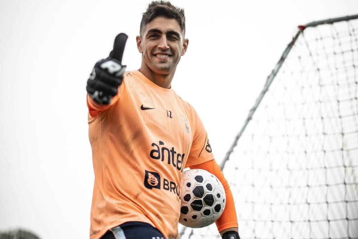 El arquero defendiendo la camiseta de la Selección Uruguaya. Foto: Santiago Mele en Instagram.