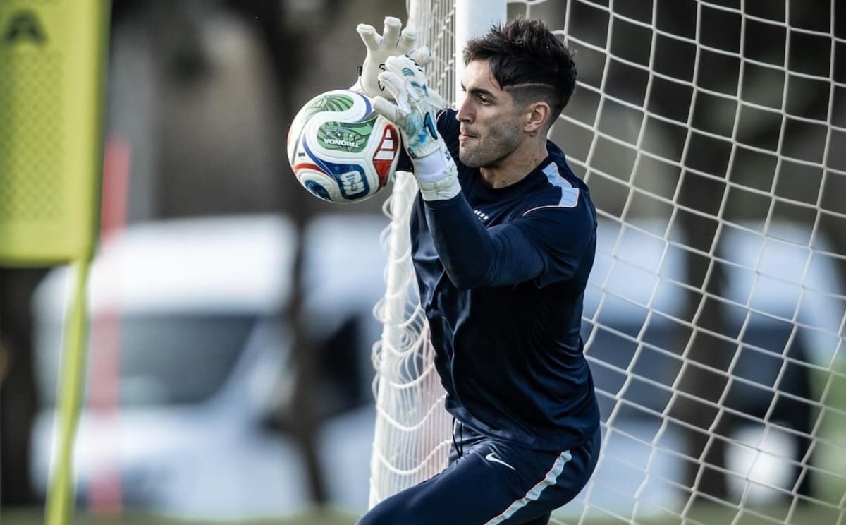 El meta recibe elogios mientras sigue en la mira de Colo-Colo. Foto: @Santimele.1.