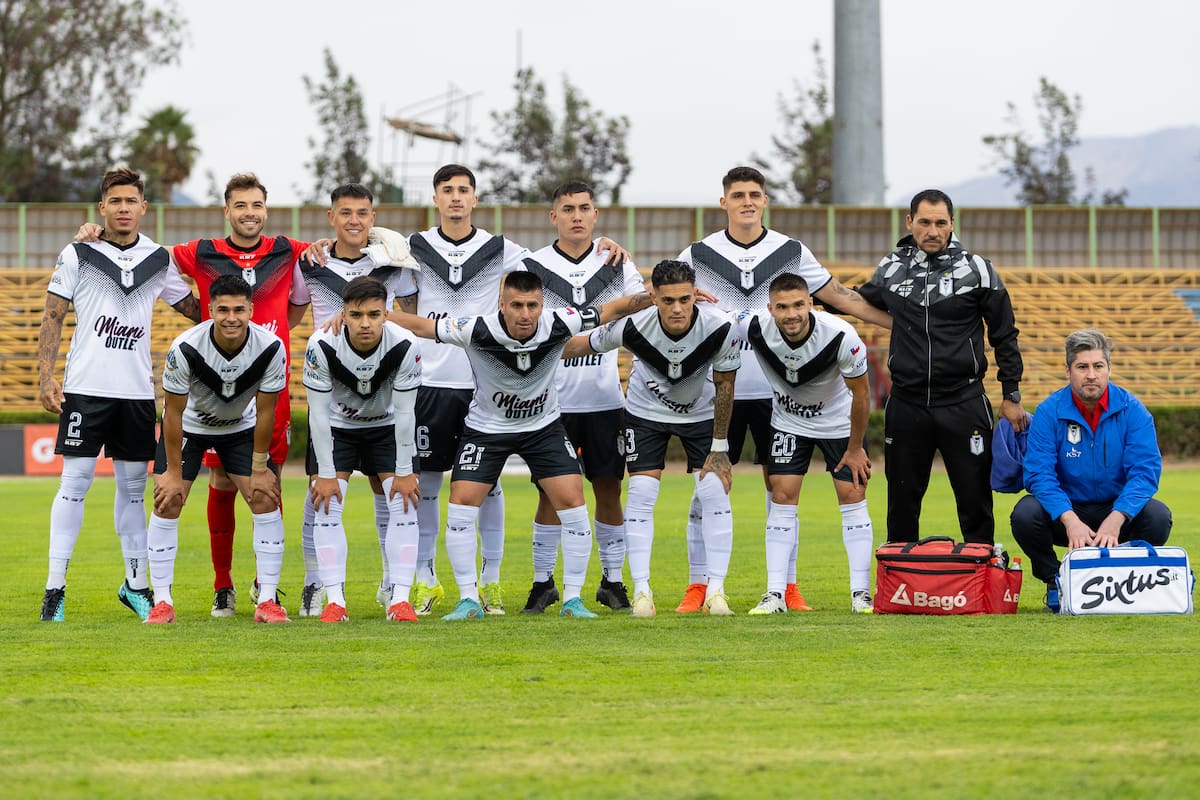 Los Microbuseros cayeron en el debut. Foto: Felipe Escobedo/En Cancha