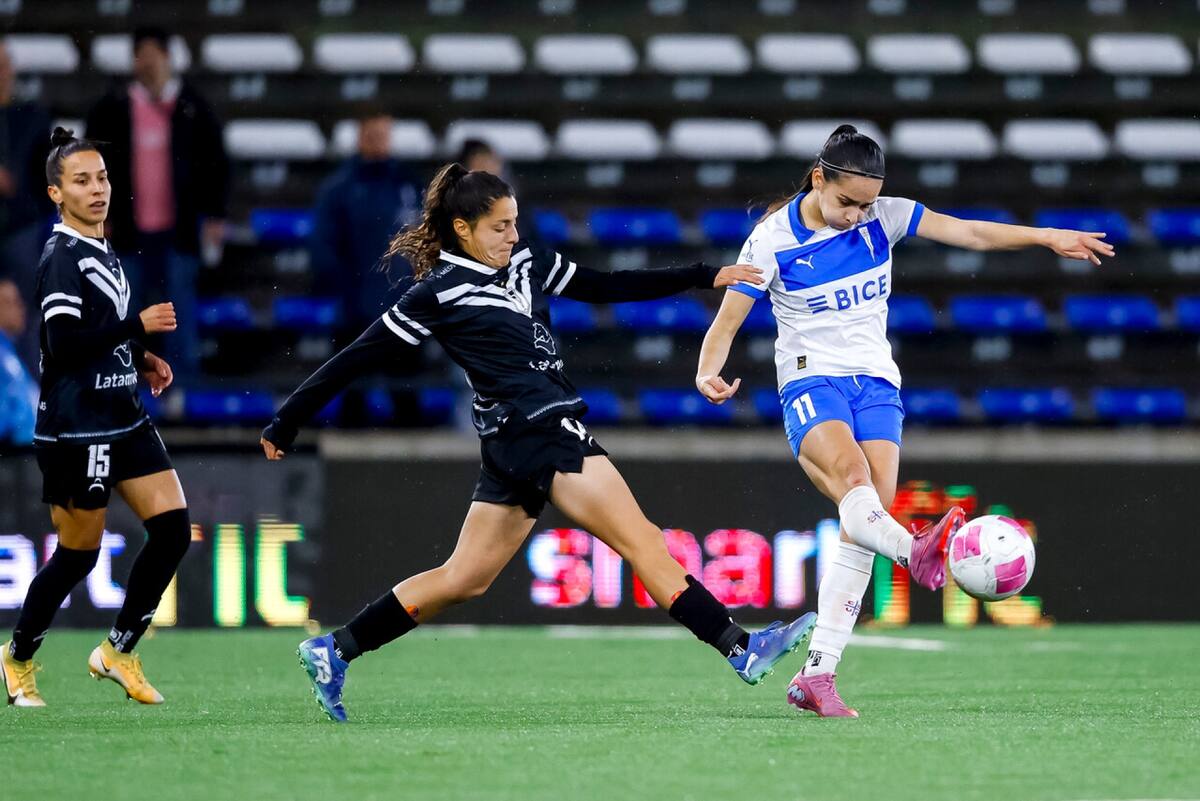 Las Bohemias frente a la UC en el Claro Arena. Foto: Agencia Aton.