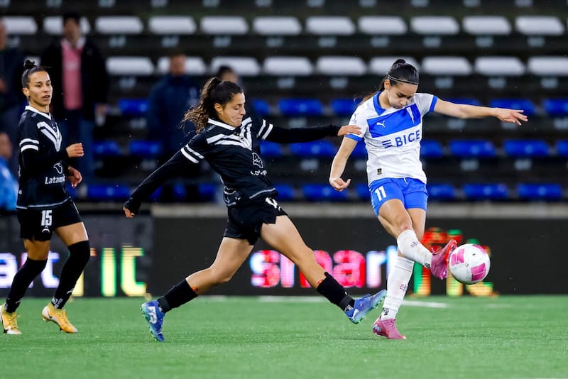 Las Bohemias frente a la UC en el Claro Arena. Foto: Agencia Aton.