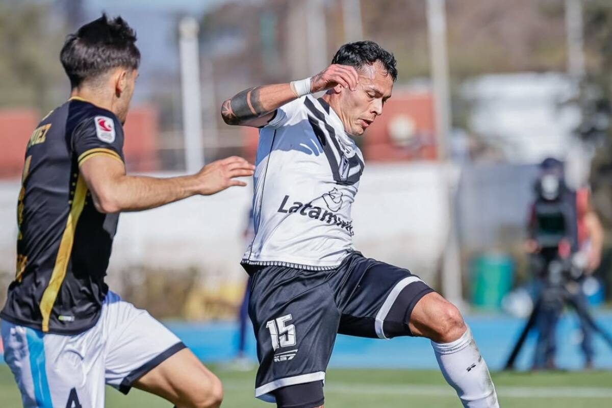 por la fecha 12 de la Primera B. Foto: Santiago Morning.