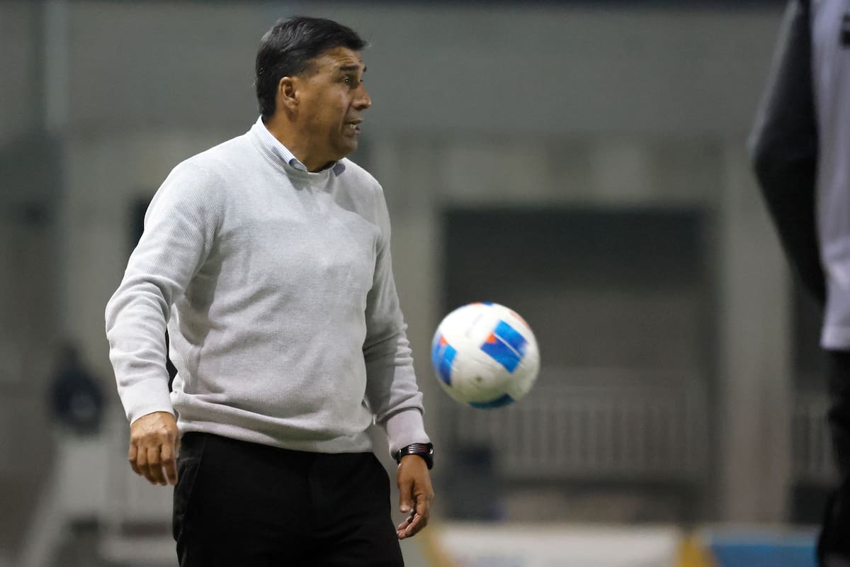 El cargo de Héctor Robles pende de un hilo.