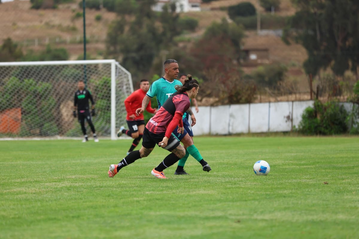 Jorge Luna contra Joaquín Montecinos en el amistoso de hoy en Valparaíso. Foto: Prensa Santiago Wanderers