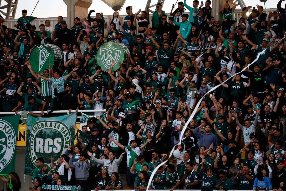 Los hinchas del elenco caturro. Foto: Agencia Aton.