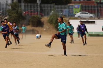 IMÁGENES | Santiago Wanderers sorprende y cierra su pretemporada jugando en cancha de tierra