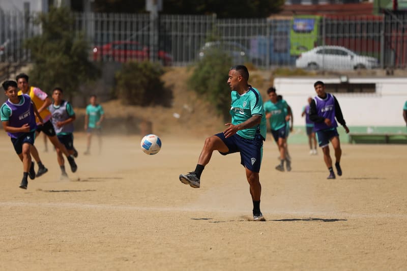 El club entrenando en Alejo Barrios. Fotos: Comunicaciones Santiago Wanderers.