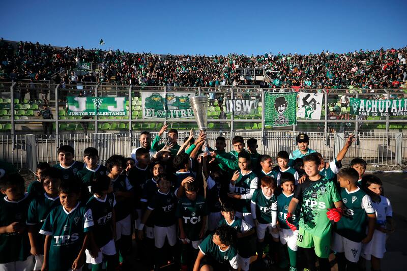 Jugadores del Fútbol Joven de Santiago Wanderers dieron una vuelta simbólica tras el reconocimiento de los títulos en la Asociación Porteña en las temporadas 1941 y 1942 (Foto: Aton)