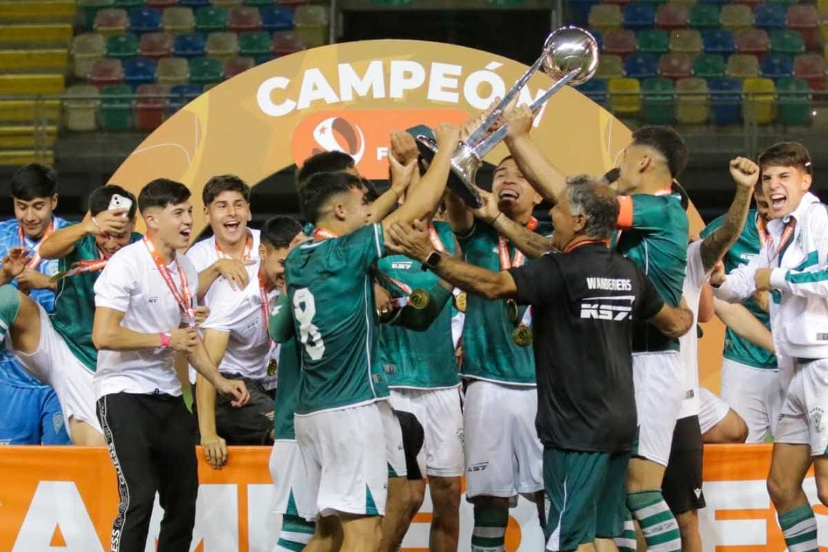 Se consagró campeón del fútbol joven ante la UC. Foto: @campeonatochi