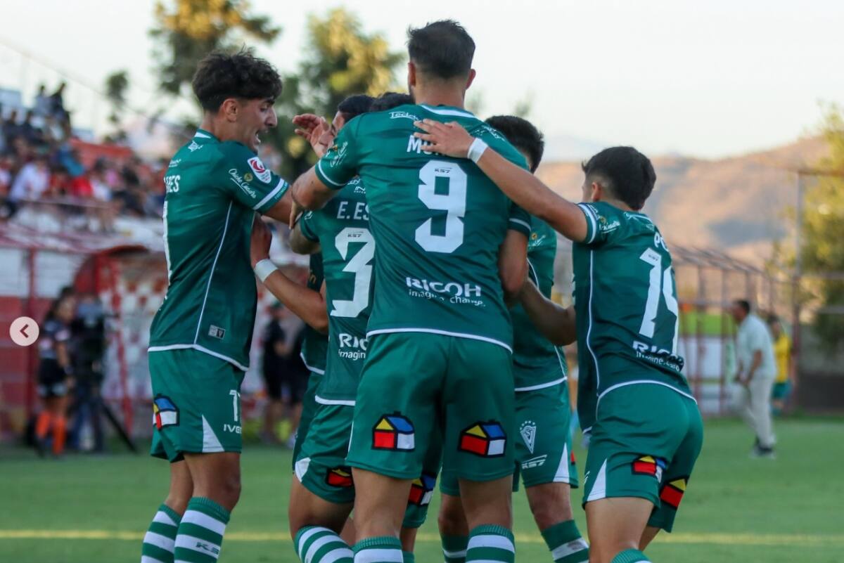 quiere ser uno de los líderes de Primera B. Foto: wanderersoficial.