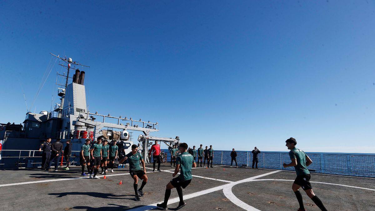 FOTOS | Histórico: Santiago Wanderers entrenó sobre un buque de la Armada en pleno Océano Pacifico