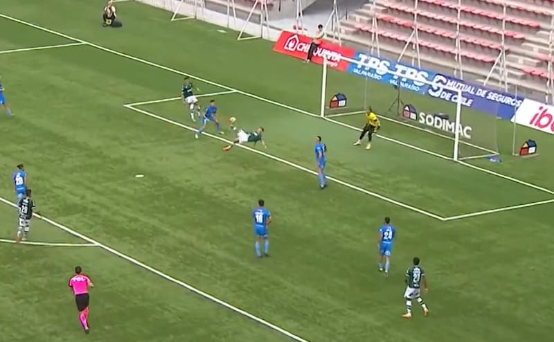 El golazo de chilena de Carlos Muñoz para Santiago Wanderers. Foto: Reproducción TNT Sports