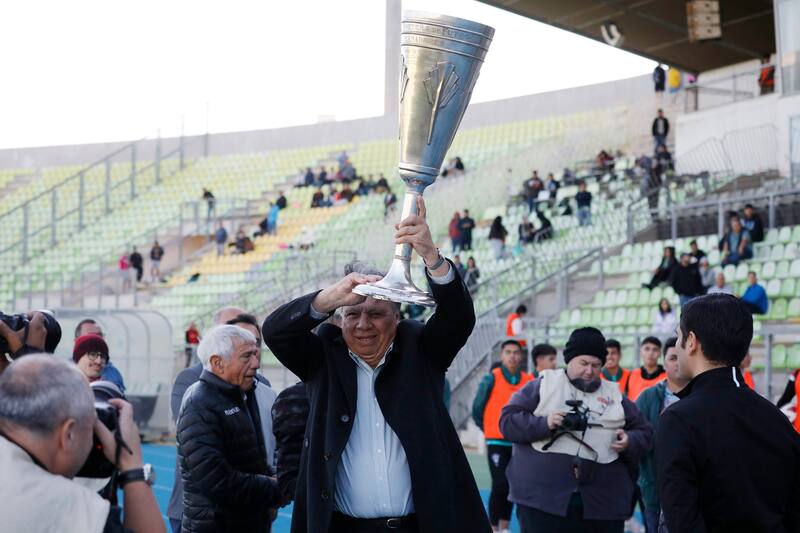 Santiago Wanderers recbió trofeo por títulos conseguidos en la Asociación Porteña de Fútbol (Foto: Aton)