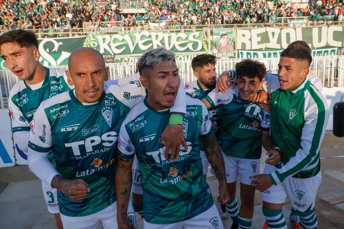 Ethan Espinoza celebra un tanto con el Decano en la temporada 2025. Foto: Agencia Aton.
