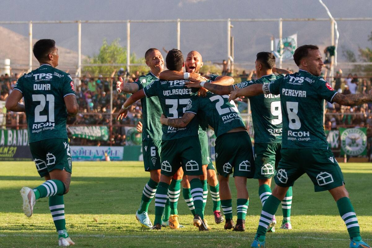 Santiago Wanderers celebrando el triunfo.