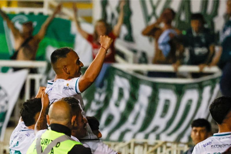 Jorge Luna celebra el golazo que le marcó a Deportes Antofagasta, ante la numerosa hinchada Caturra. Foto. Agencia Aton.