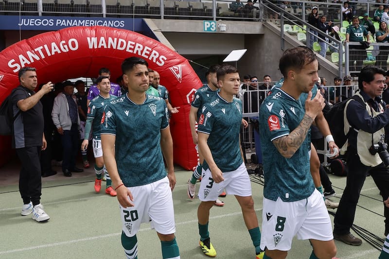 Pese a que los equipos entraron al campo de juego, finalmente los incidentes que se produjeron en el Estadio Elías Figueroa derivaron en la suspensión de Wanderers vs Universidad de Concepción.