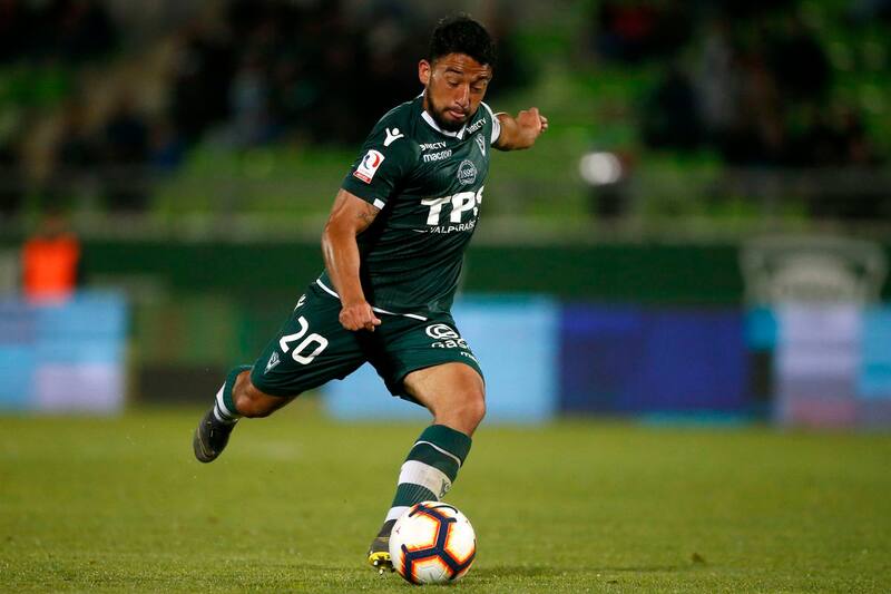Futbol, Santiago Wanderers vs Deportes La Serena
Vigesimo tercera fecha, campeonato Nacional 2019
El jugador de Santiago Wanderers Adrian Cuadra controla el balon durante el partido de primera division B contra Deportes La Serena disputado en el estadio Elias Figueroa de Valparaiso, Chile.
14/09/2019
Andres Pina/Photosport
Football, Santiago Wanderers vs Deportes La Serena
23th date, revange round, first B division, National Championship 2019
Santiago Wanderers player Adrian Cuadra controls the ball during the first B division against Deportes La Serena held at the Elias Figueroa stadium in Valparaiso, Chile.
14/09/2019
Andres Pina/Photosport