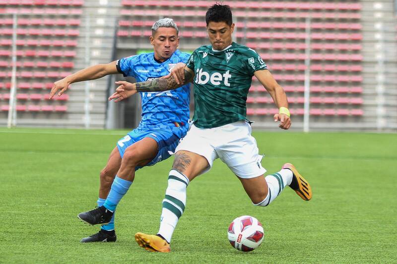 El jugador de Santiago Wanderers Juan Ignacio Duma, disputa el balón contra San Marcos de Arica.