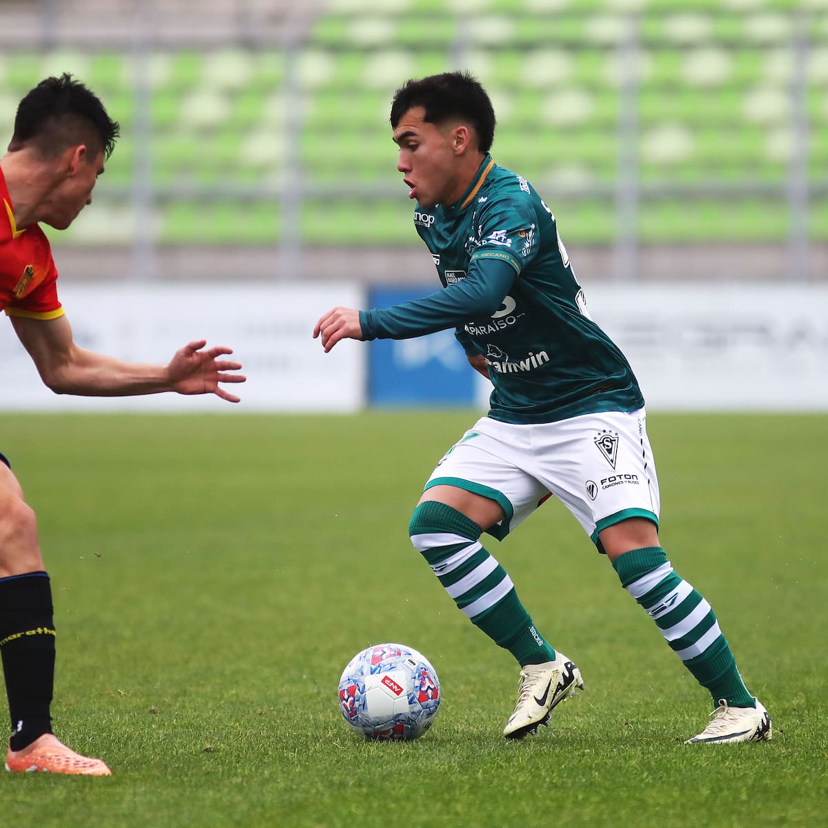 Santiago Wanderers rescató un empate agónico ante Unión Española y sigue en la cima de la Primera B