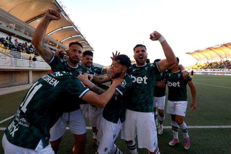 Los jugadores de Santiago Wanderers celebran el segundo gol contra Union San Felipe.