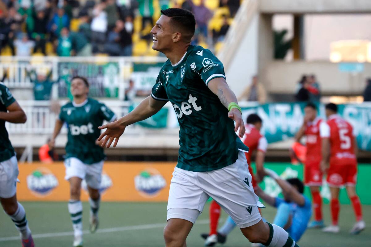 Los jugadores de Santiago Wanderers celebran el segundo gol contra Union San Felipe.